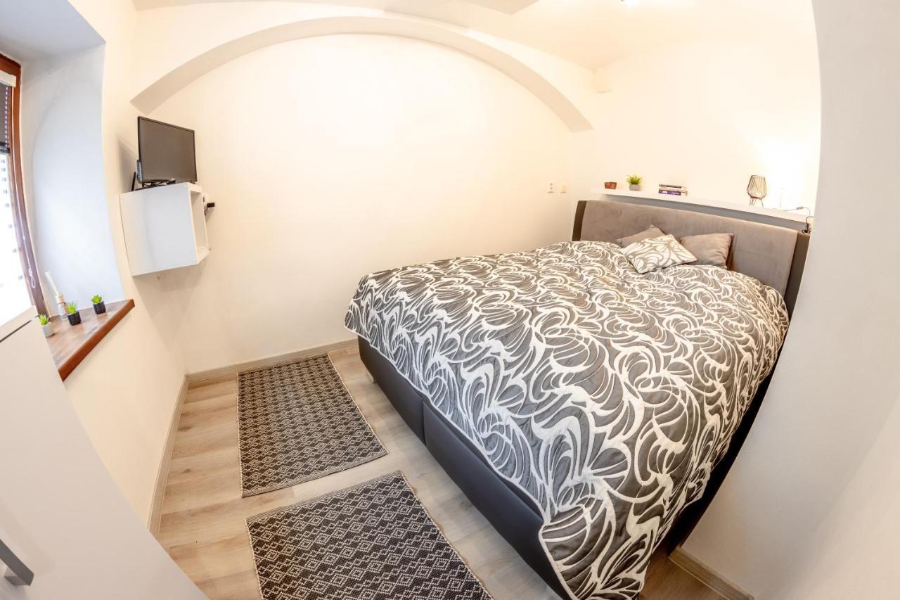 Pilsen Apartment *